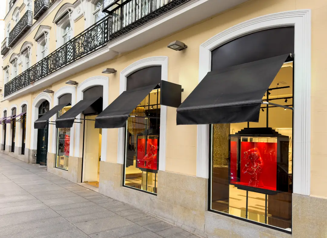 Façade vitrine de magasin en aluminium sur mesure à Montivilliers